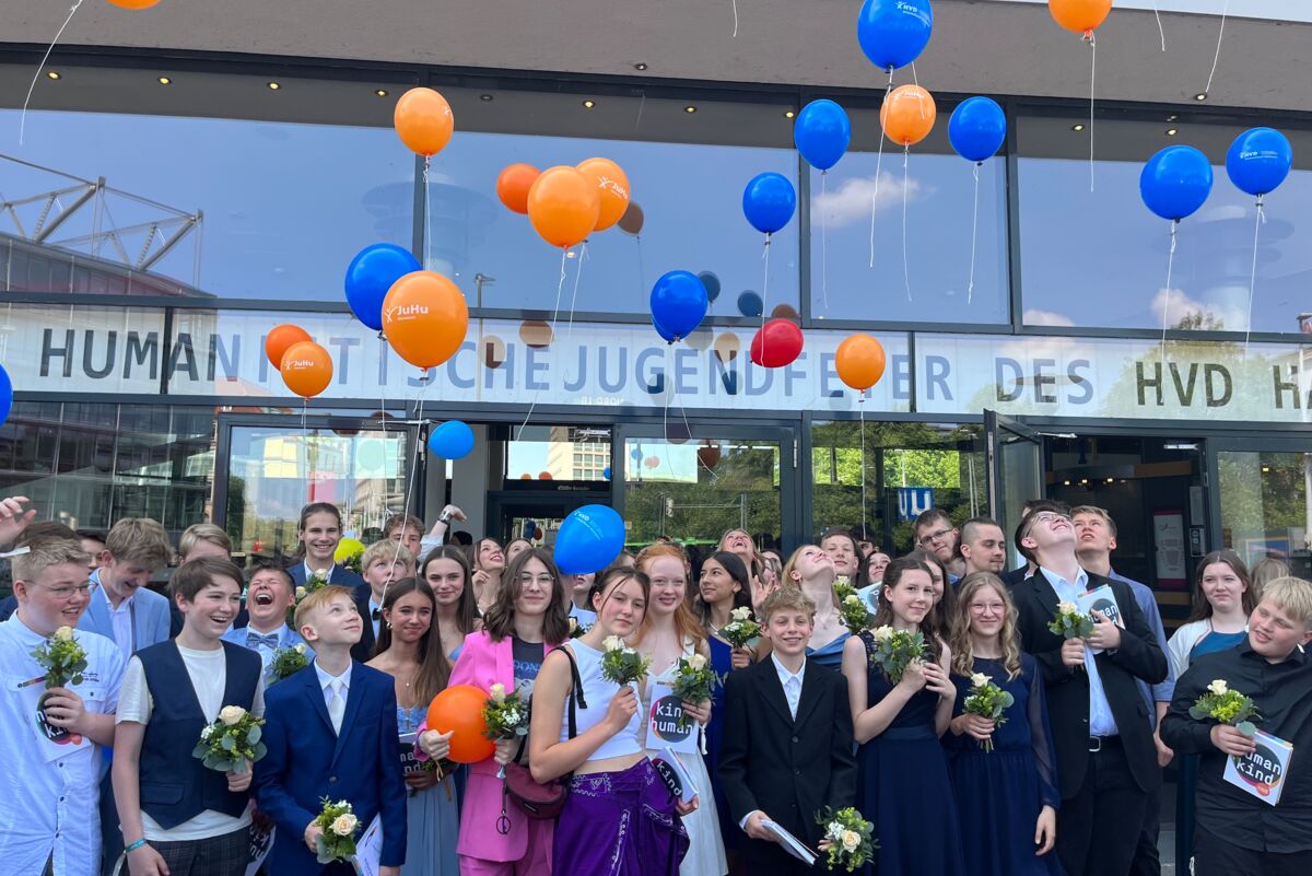 Jugendfeier 2023 Junge Humanisten vor dem Theater am Aegi in Hannover